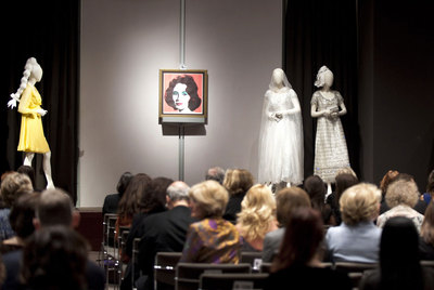 En el centro, la litografía de Andy Warhol subastada en Christie's. A la derecha, vestido de Christian Dior que alcanzó 280.000 euros.