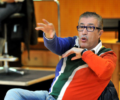 El director de escena Emilio Sagi, durante un ensayo de  Linda de Chamounix .