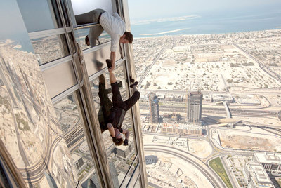 Jeremy Renner sujeta a Tom Cruise en  Misión: Imposible 4. 