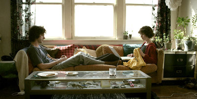 Hamish Linklater (izquierda) y Miranda July, en  El futuro. 