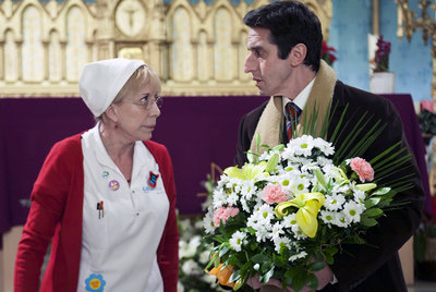 Diego Peretti con Rosa María Sardá, en  Maktub. 