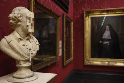 La obra  Cardenal pecado , del anónimo grafitero Banksy, expuesta desde ayer en la Walker Art Gallery de Liverpool.