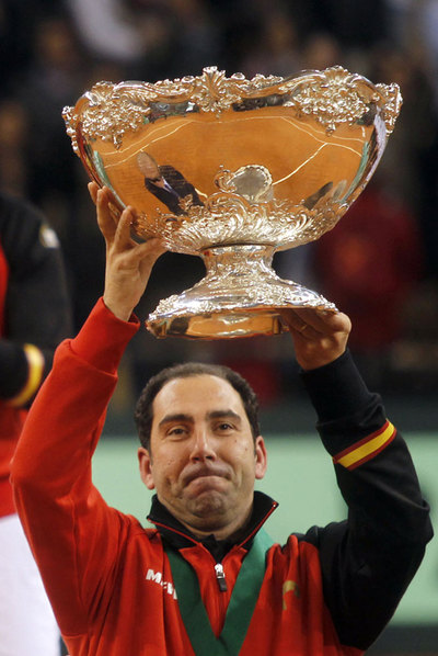 Albert Costa alza la  ensaladera  de la Copa Davis.