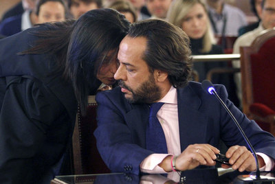 Álvaro Pérez,  El Bigotes,  conversa con su abogada durante el juicio.
