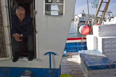 Juan Hernández, maquinista del  Nuevo Cabo Negro,  en el puerto de Barbate (Cádiz).