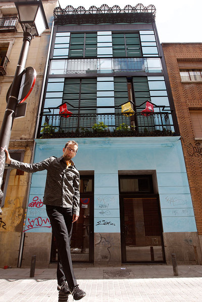 Carlos Arroyo, delante de su proyecto, con las  baransillas  en los balcones.