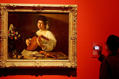  Tañedor de laúd  (1595-1596), de Michelangelo Merisi da Caravaggio (1571-1610), en la exposición del Ermitage de San Petersburgo en el Museo del Prado.