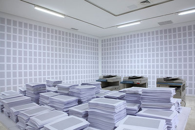  CMX 04,  instalación de Santiago Sierra en la galería Helga de Alvear.