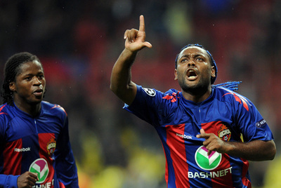 Sekou Oliseh, a la izquierda, observa cómo Vagner Love celebra un tanto con el CSKA.