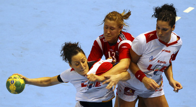 Macarena Aguilar, a la izquierda, intenta lanzar ante Marit Frafjord y Verónica Cuadrado.