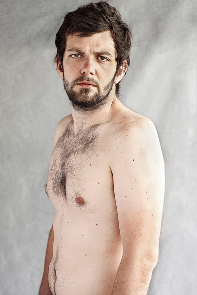 La escasezrnAutorretrato de Óscar. El autor ha querido reflejar el problema de los cinco millones de parados y su escasez a través de retratos desnudos, 