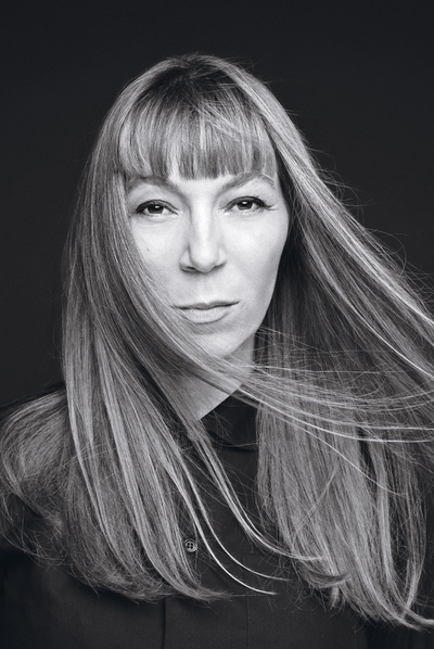 HomenajernLa última colección de Victoire de Castellane para Dior está compuesta por 12 piezas que toman su nombre de los bailes de los años cincuenta.