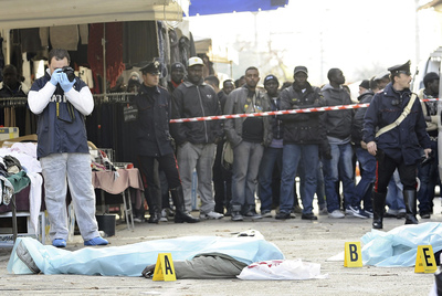 La policía científica toma fotos del los cadáveres de dos senegaleses asesinados en Florencia en presencia de varios compatriotas de las víctimas.