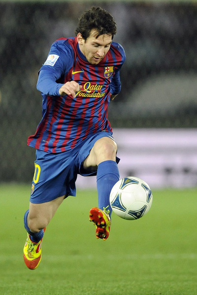 Messi avanza con el balón.