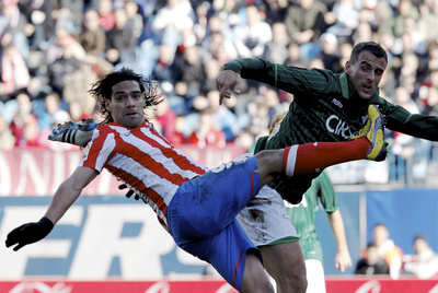 Falcao disputa el balón con Amaya.