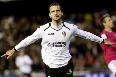 Soldado festeja el primer gol.