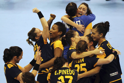 Las españolas celebran la victoria sobre Dinamarca que les da el primer bronce mundialista.