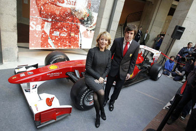 Fernando Alonso recibió ayer el Premio Internacional del Deporte de la Comunidad de Madrid de manos de Esperanza Aguirre. La presidenta madrileña no dudó en posar con el piloto asturiano de fórmula 1 sobre el coche de carreras, además de bromear con el mono de competición. Alonso es responsable del auge que ha tenido en España el deporte del motor y ha sido dos veces campeón del mundo. Compite actualmente con la escudería italiana Ferrari.