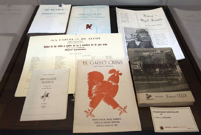 Documentos y libros incluidos en la exposición sobre Miguel Hernández en Orihuela.