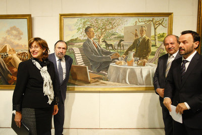 La consejera de Cultura, Blanca Urgell; el director del Bellas Artes, Javier Viar; el director de El Corte Inglés de Bilbao, Ángel María Serna, y el jefe del departamento de Conservación del museo, José Luis Merino, posan ayer delante de   Conversation piece, cum tiffin (Escena de conversación, almuerzo),   de José María de Ucelay.rnFrancisco Mora.