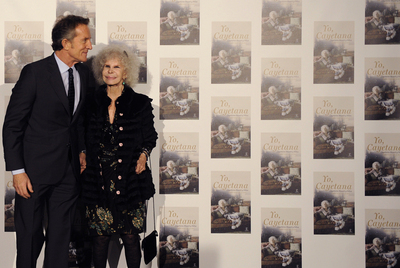 La duquesa de Alba, junto a su marido, Alfonso Díez, ayer en Sevilla.