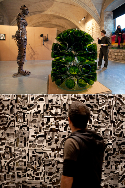 Arriba,  Construcció,  de Falcó y Tembleque y, al fondo, una obra de José Antonio Elvira. Debajo,  Inteligencia artificial. 