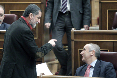 Iñaki Antigüedad, diputado de Amaiur, dialoga con el portavoz parlamentario del PNV, Josu Erkoreka (sentado).
