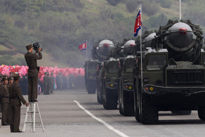 Vehículos militares norcoreanos con misiles marchan en Pyongyang, en octubre de 2010.