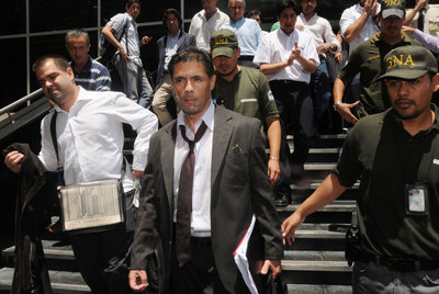 El juez Walter Bento sale de las oficinas de Cablevisión tras el registro.