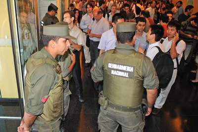 Policías argentinos registran las oficinas de Cablevisión.