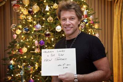 ¿Qué hacer si, al buscar en Google tu nombre, los tres primeros resultados que sugiere el buscador aseguran nada menos que estás muerto? Pues para quitar a sus fans el susto del cuerpo, el cantante Jon Bon Jovi ha optado por una opción casera, eficaz y navideña: el típico posado ante el árbol de Navidad de su casa con una cartel que, por si acaso, desmiente su muerte. En el mensaje se puede leer: 