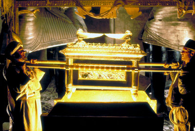 Harrison Ford (derecha), en  En busca del arca perdida  (1981), la película inaugural de la saga.