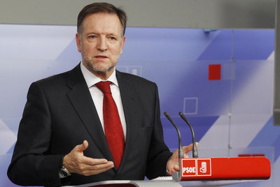 El  número tres  del PSOE, Marcelino Iglesias, ayer tras conocerse la composición del nuevo Gobierno.