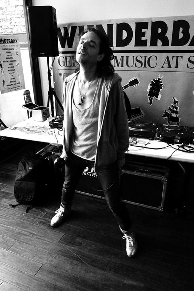 El  dj  Matias Aguayo.