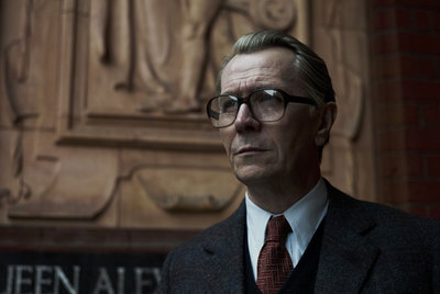 Gary Oldman, como George Smiley en  El topo. 