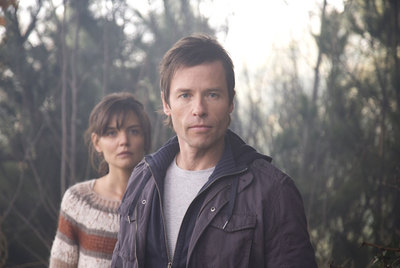 Guy Pearce y Katie Holmes, en  No tengas miedo a la oscuridad. 