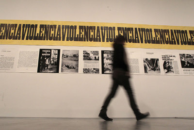 Una visitante pasea ante la pieza  Violencia  (1973), del artista argentino Juan Carlos Romero.