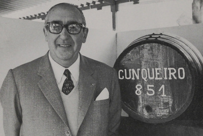 Cunqueiro na Festa do Albariño, en Cambados, en agosto de 1963. A foto reprodúcea a  Fotobiografía  de Xerais.