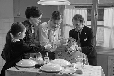 Escena de la película   Los muertos no se tocan, nene,   de José Luis García Sánchez.