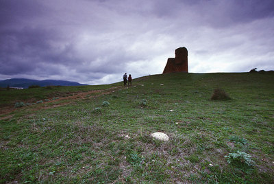 Paisaje junto a la escultura  Somos nuestras montañas  (en detalle en la foto pequeña) en Nagorno Karabaj.