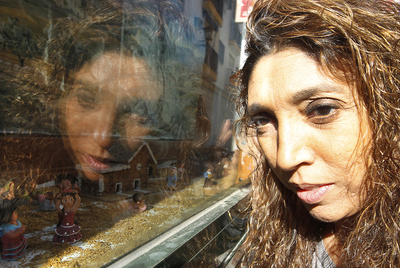 Esperanza Fernández contempla el belén flamenco que ha colocado en el Centro de Arte y Flamenco de Sevilla.