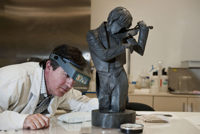 Àlex Masalles restaura  El violinista,  en los talleres del MNAC. Abajo, el  gargallo  radiografiado.