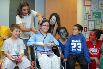 Un momento de la actuación de magia de los alumnos del instituto Terra de Trasancos en el hospital de Ferrol.