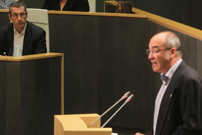 El portavoz peneuvista en las Juntas de Gipuzkoa, Markel Olano, escuha la intervención en el pleno de Martin Garitano.