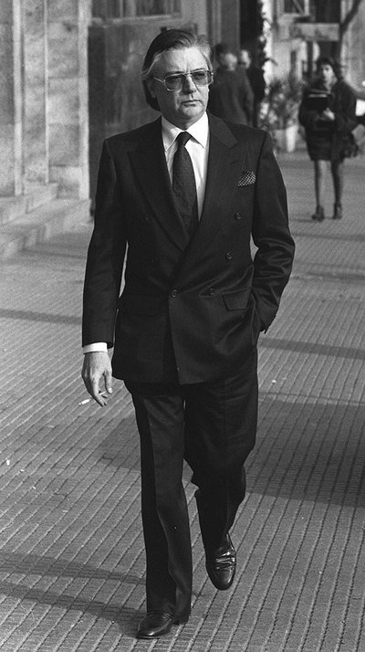 Francisco Paesa caminando por Madrid en 1990