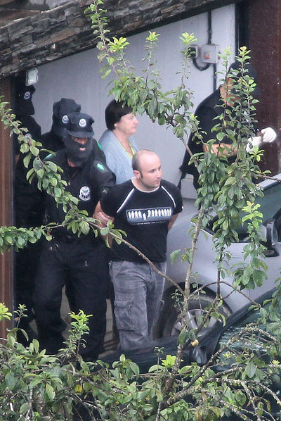 Gurutz Agirresarobe, custodiado por  ertzainas,  durante el registro de la casa de sus padres en Añorga (Gipuzkoa), tras ser detenido por la muerte de Pagazaurtundua.