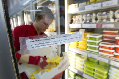 Un empleado repone mantequilla en las estanterías de un supermercado de Oslo.