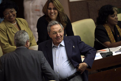 El presidente cubano, Raúl Castro, rodeado de diputados el sábado en la Asamblea Nacional.