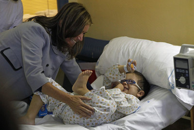 Ana Mato se estrena con una visita a niños enfermos