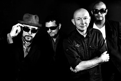 La banda, en una foto para su gira de reunión en 2009. Howard Devoto es el segundo por la derecha.